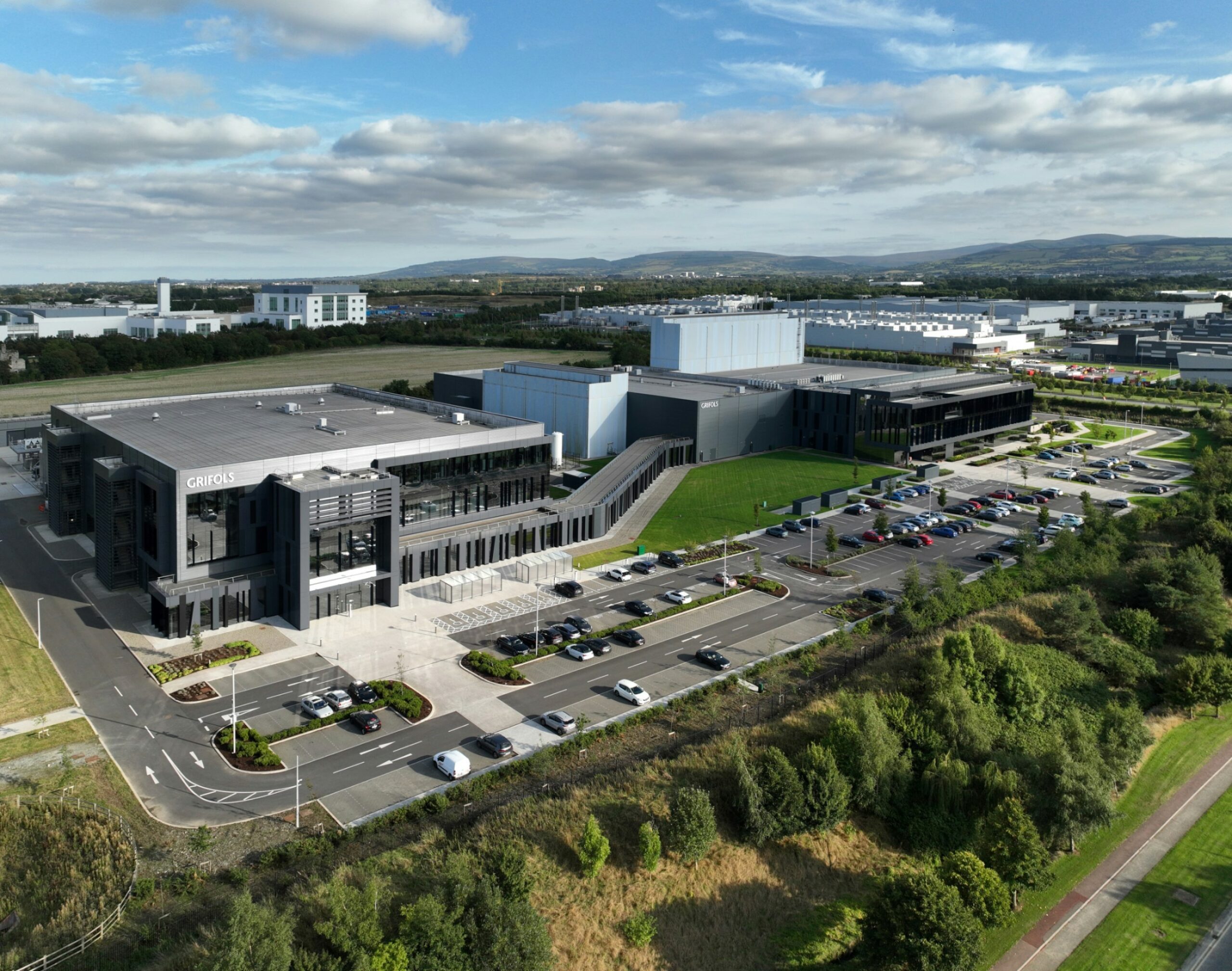 Grifols inaugura una planta en Irlanda para satisfacer la demanda de medicamentos plasmáticos