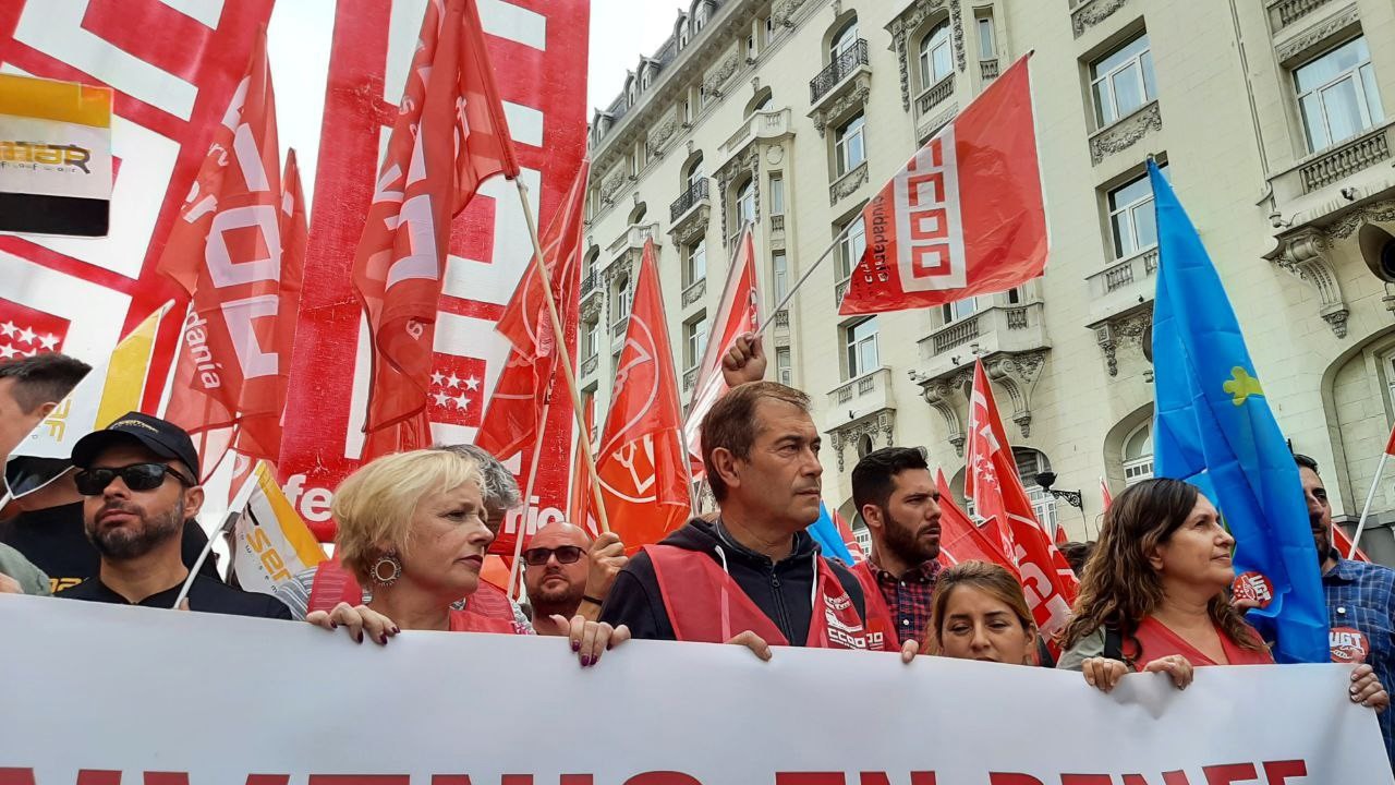 Unos 1.500 trabajadores de Renfe se concentran frente al Congreso para pedir un nuevo convenio