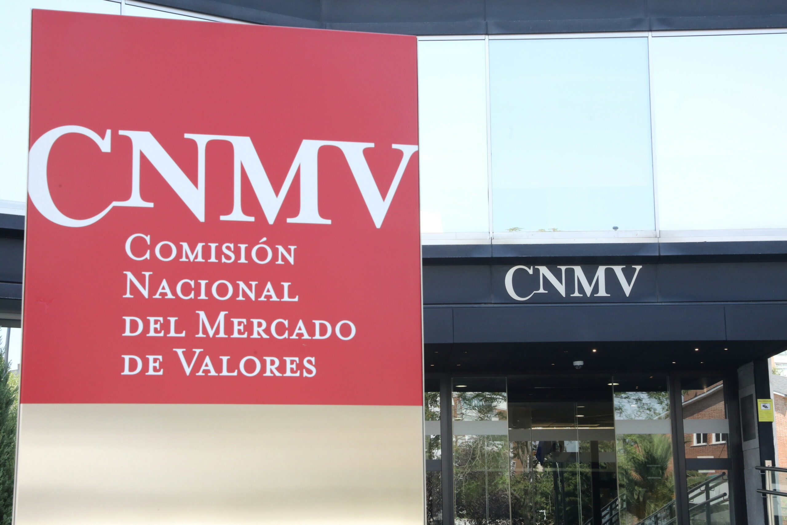 La CNMV alerta de cerca de 40 ‘chiringuitos’ financieros en el extranjero