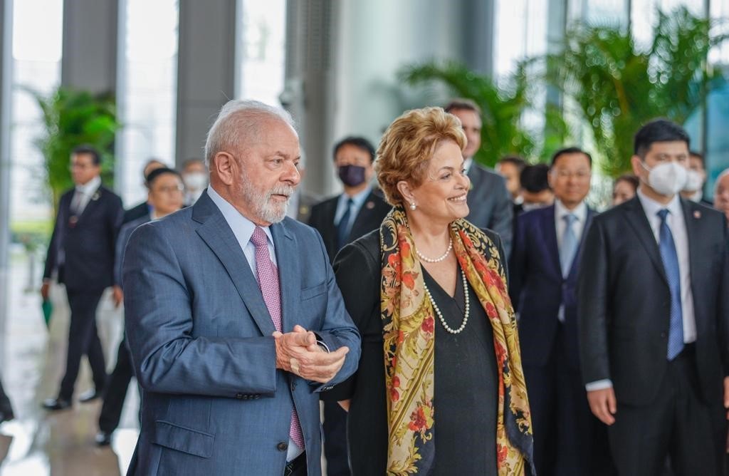 Lula explora una posible mayor colaboración entre Brasil y el banco de los BRICS en su visita a China