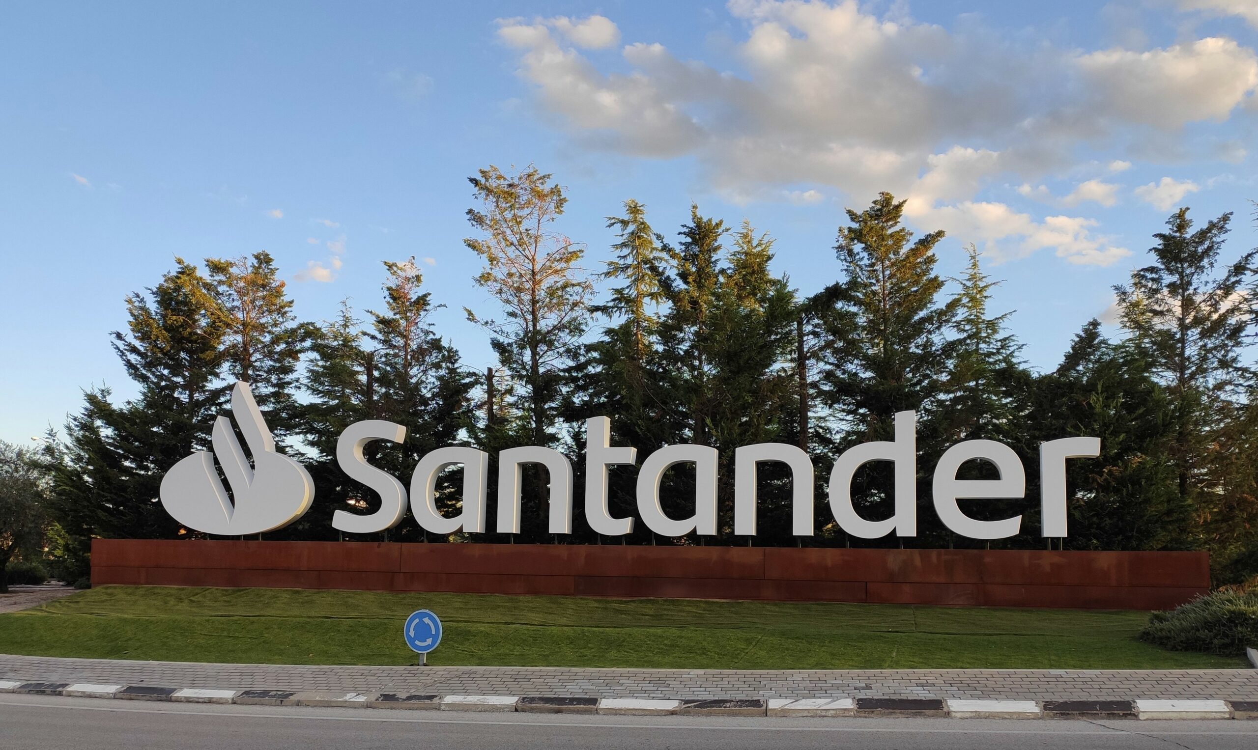Los accionistas de Santander aprueban el dividendo de 0,09 euros y nombrar consejeros a Barrabés y Weiss