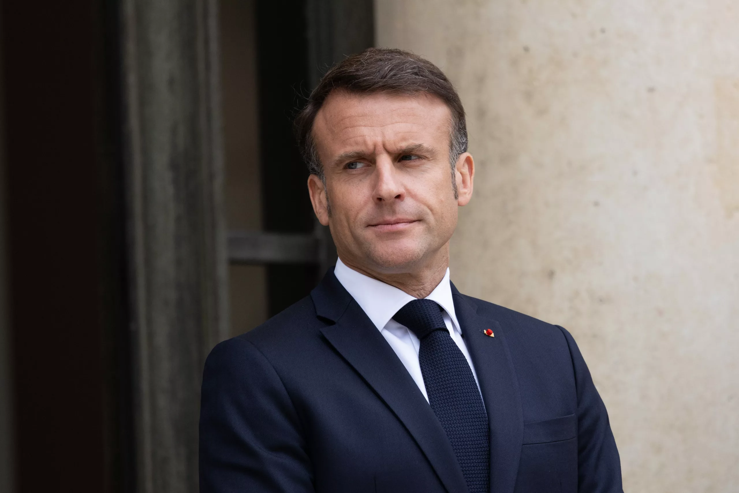 Cuenta atrás para las elecciones francesas: Macron se enroca y no dimitirá